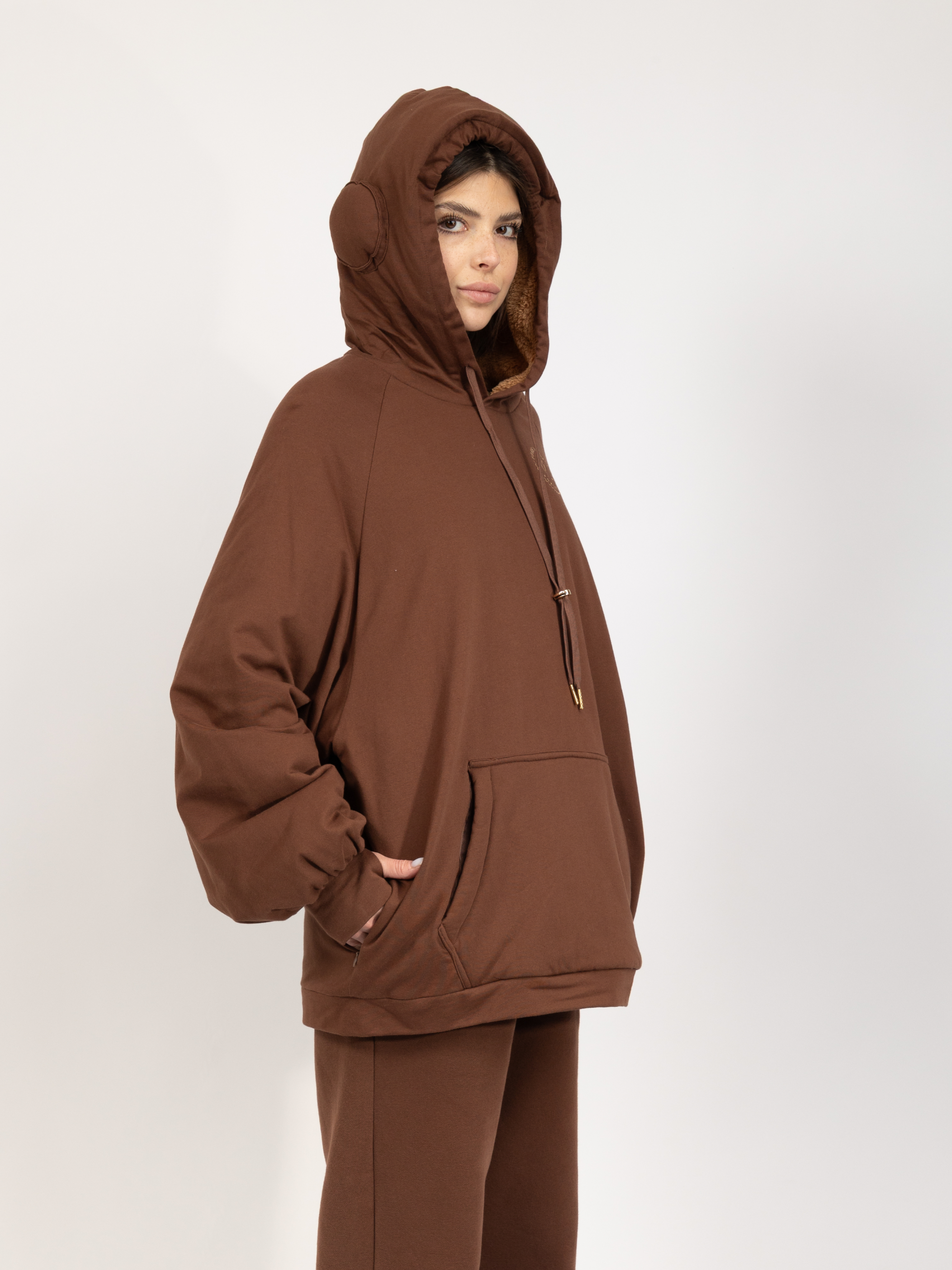 Terra Brown, PULLOVER